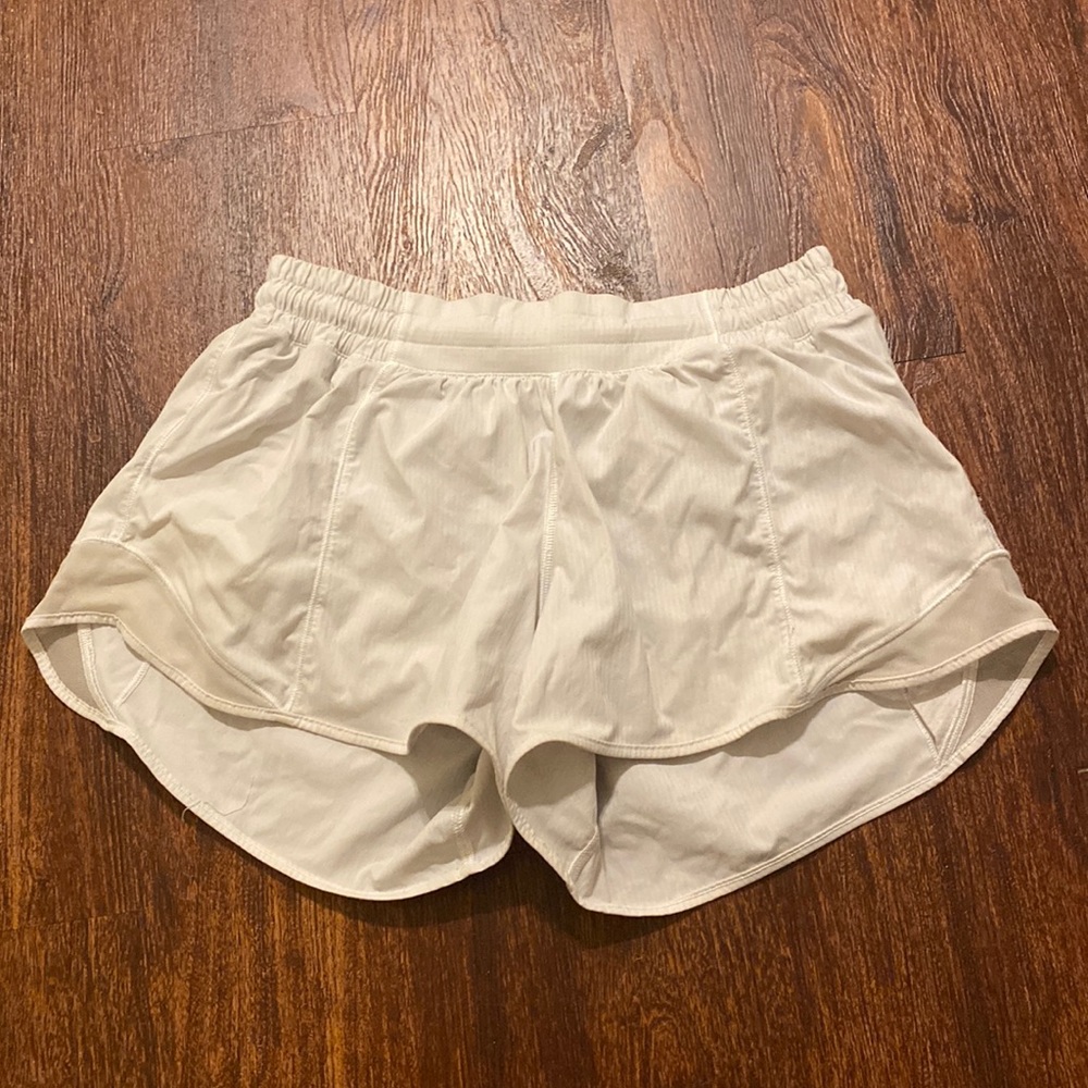 lululemon white hotty hot shorts (size 6; 4 inch) low-waisted; great condition